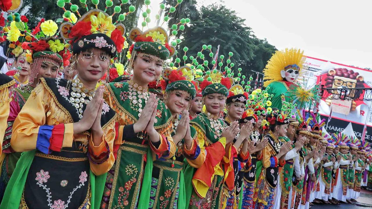 FOTO: “Jakarta dalam Warna”: Ribuan Penari Betawi Semarakkan Bundaran HI di Hari Bebas Kendaraan
