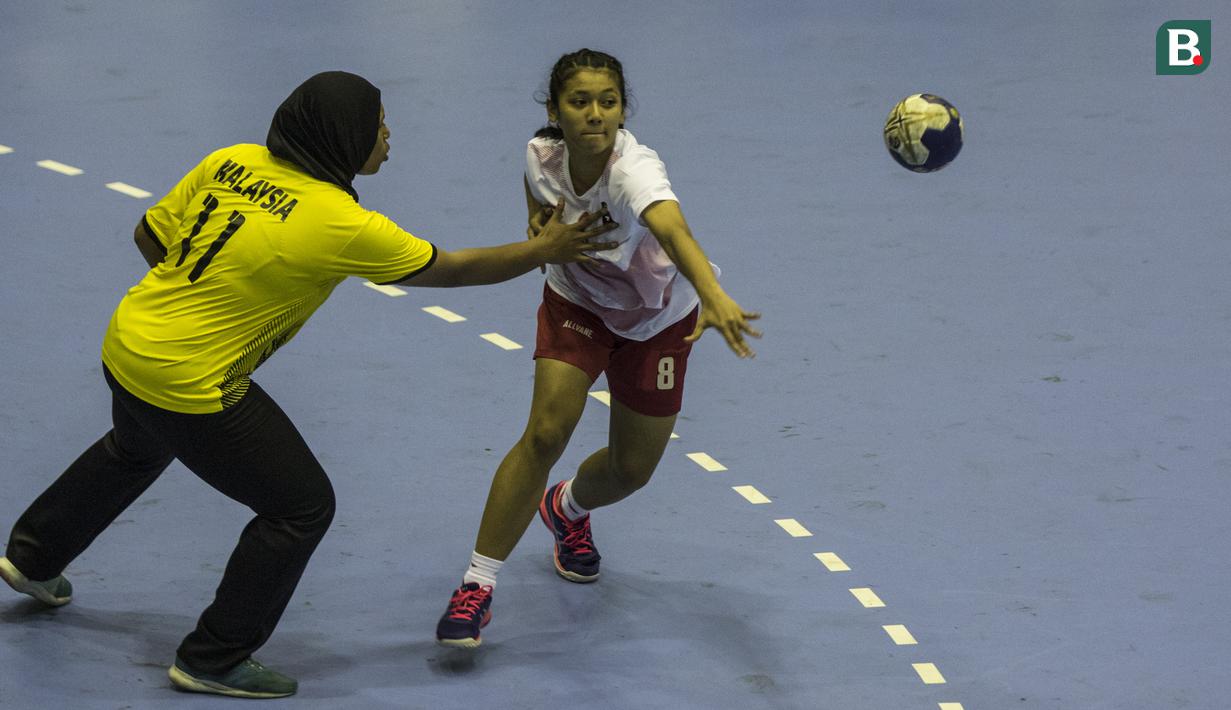 Atlet bola tangan Indonesia, Shinta Hidayatuzzaroh M, saat melawan Malaysia pada laga Asian Games 2018 di GOR Popki Cibubur, Jakarta Timur, Selasa (14/8/2018). Indonesia menang 23-15 atas Malaysia. (Bola.com/Vitalis Yogi Trisna)