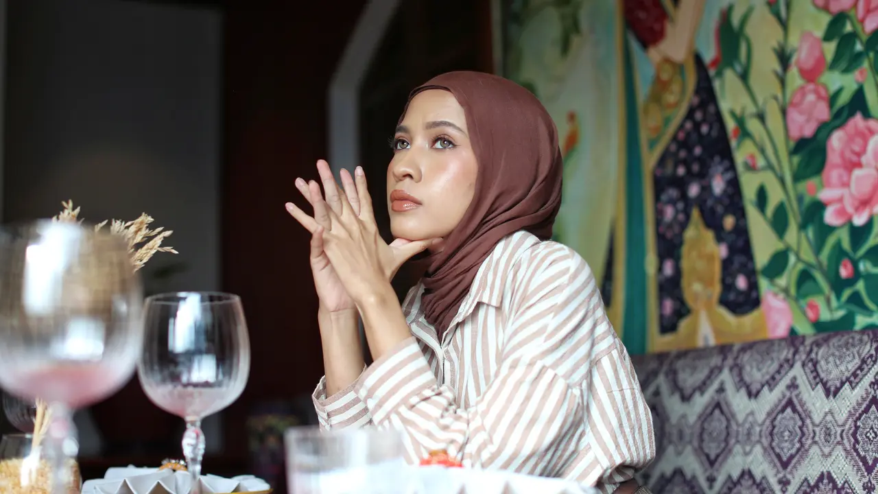 wanita februari melanjutkan hidup