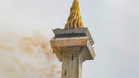 Beberapa prajurit melakukan aksi rappeling dari atas tugu Monumen Nasional (Monas) saat gladi bersih Hari Ulang Tahun (HUT) ke-80 Tentara Nasional Indonesia (TNI), Jakarta, Jumat (3/10/2025). (merdeka.com/Arie Basuki)