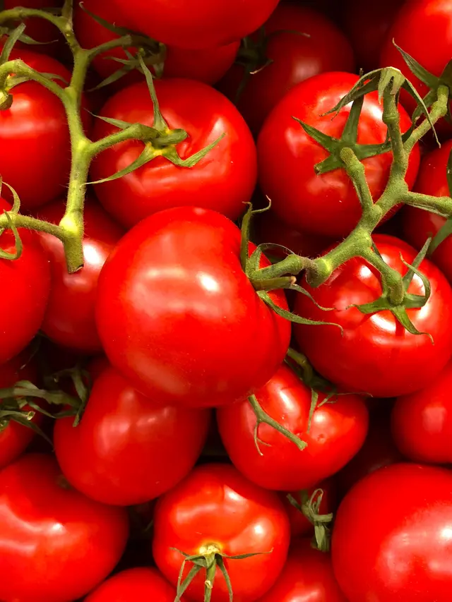 ilustrasi tomat sebagai bahan alami untuk mencerahkan kulit/pexels