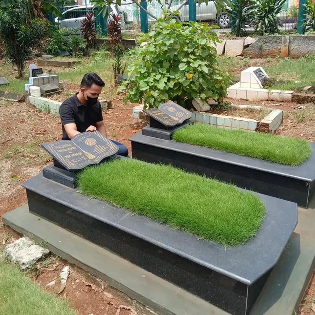 Tubagus Joddy Nangis Cerita soal Momen Ziarah Makam Vanessa Angel