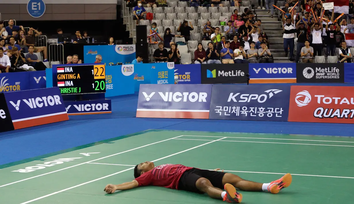 Pebulu tangkis tunggal putra Indonesia, Anthony Sinisuka Ginting tergeletak di lapangan usai memenangi final Korea Terbuka 2017, Minggu (17/9). Anthony berhasil menumbangkan rekan senegaranya,  Jonatan Christie, 21-13, 19-21, 22-20 (AP/Ahn Young-joon)