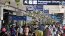 Suasana di pintu keberangkatan Bandara Halim Perdanakusuma, Jakarta, Senin (11/6). Memasuki H-4 Lebaran, ratusan pemudik mulai memadati Bandara Halim Perdanakusuma. (Liputan6.com/Iqbal S. Nugroho)