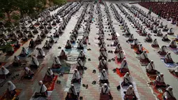 Siswa mengikuti gerakan Yoga jelang Hari Yoga Dunia di Ahmedabad , India , (16/6). Setiap tanggal 21 Juni, seluruh dunia memperingati Hari Yoga Sedunia. (REUTERS / Amit Dave)