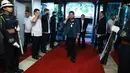 Presiden Filipina Rodrigo Duterte (tengah) memberikan penghormatan saat tiba di Istana Presiden Malacanang, Manila, Kamis (12/3/2020). Filipina mengumumkan lockdown untuk Kota Manila demi mencegah penyebaran virus corona COVID-19. (Simeon Celi Jr./Divisi Fotografer Presidensial Malacanang via AP)