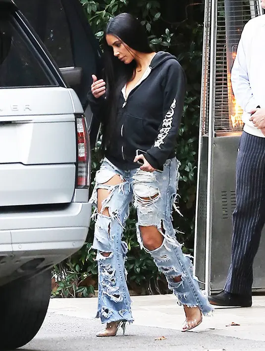 Pasca tragedi itu Kim memang sempat menghilang, terlebih di media sosial. Lantaran hal itulah muncul spekulasi dari masyarakat. Berbagai pertanyaan berdatangan, terutama soal alasan Kim tak juga bercerita soal perampokan itu. (doc.hollywoodlife.com)