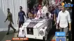 Jokowi didampingi Iriana sapa warga di Karawang, Jawa Barat, menggunakan mobil kap kuno.