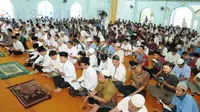 Khataman Alquran buruh Cikarang, Kabupaten Bekasi, Jawa Barat, Jumat (28/4/2017). (Liputan6.com/Ahmad Romadoni)