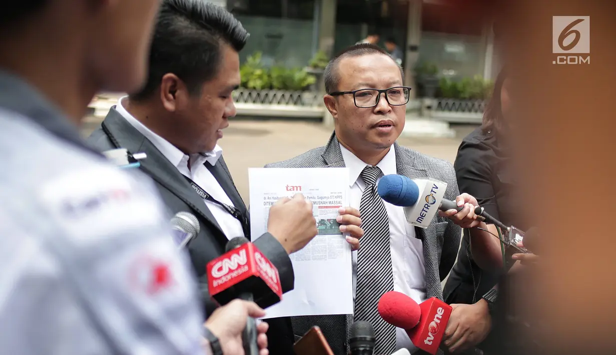 Pengacara dokter Roboah Khairani Hasibuan alias Ani, Amin Fahrudin dan Slamet Hasan memberikan keterangan di Ditreskimsus Polda Metro Jaya, Jumat (17/5/2019). Sedianya Ani Hasibuan diperiksa untuk dimintai keterangan sebagai saksi dugaan penyebaran ujaran kebencian. (Liputan6.com/Faizal Fanani)