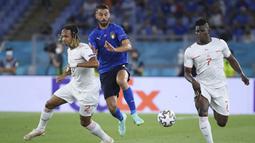 Italia langsung mengambil inisiatif menyerang di awal laga. Pada menit ke-10, bek Leonardo Spinazzola melakukan penetrasi dari sisi kanan untuk melepaskan umpan yang ditanduk Ciro Immobile. Sayang tandukannya masih melebar. (Foto: AP/Pool/Ettore Ferrari)