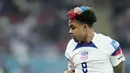 Pemain Amerika Serikat, Weston McKennie, saat melawan Wales pada laga Piala Dunia 2022 di Stadion Ahmad Bin Ali, Doha, Senin (21/11/2022). (AP/Ashley Landis)