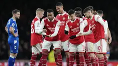 Pemain Arsenal berselebrasi setelah Gabriel Martinelli (tengah kanan) mencetak gol kedua timnya ke gawang Everton pada laga lanjutan Liga Inggris 2022/2023 yang berlangsung di Emirates Stadium, London, Kamis (02/03/2023) WIB. Arsenal berhasil menang telak dengan skor 4-0. (AFP/Glyn Kirk)