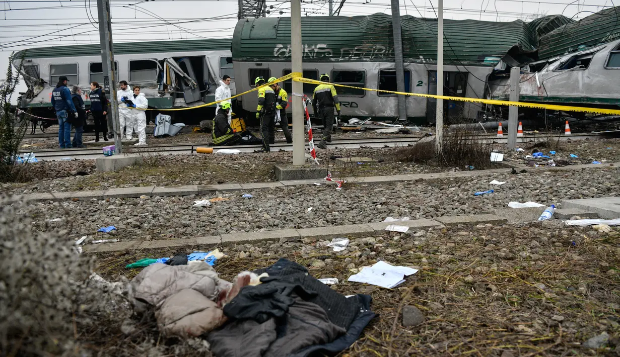 Suasana lokasi tergelincirnya kereta di Stasiun Pioltello Limito, Milan, Italia, Kamis (25/1). (AFP PHOTO/Piero CRUCIATTI)