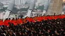 Biksu dan warga saat merayakan HUT terakhir almarhum Raja Thailand, Bhumibol Adulyadej di atas Jembatan Bhumibol, Bangkok, Thailand, Senin (5/12). Raja Thailand Bhumibol Adulyadej meninggal di RS Siriraj. (REUTERS/Jorge Silva)