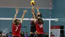 Pevoli putri Indonesia, Aprilia Manganang melakukan smash kea rah tim Thailand di laga semifinal voli putri SEA Games ke-28 di OCBC Arena, Singapura, Minggu (14/6/2015). Pevoli Indonesia kalah 1-3 dari Thailand. (Liputan6.com/Helmi Fithriansyah)