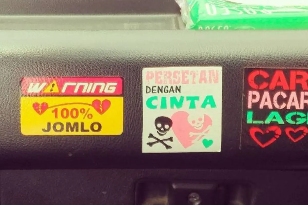 18 Stiker Angkot Ini Bikin Kamu Ogah Turun Walau Sudah Sampai