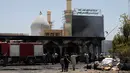 Kondisi kawasan makam Sayid Muhammad bin Ali al-Hadi di Balad usai terkena serangan bom bunuh diri, Baghdad, Irak (8/7). Diduga yang melakukan serangan adalah kelompok ISIS. (REUTERS / Thaier Al-Sudani)