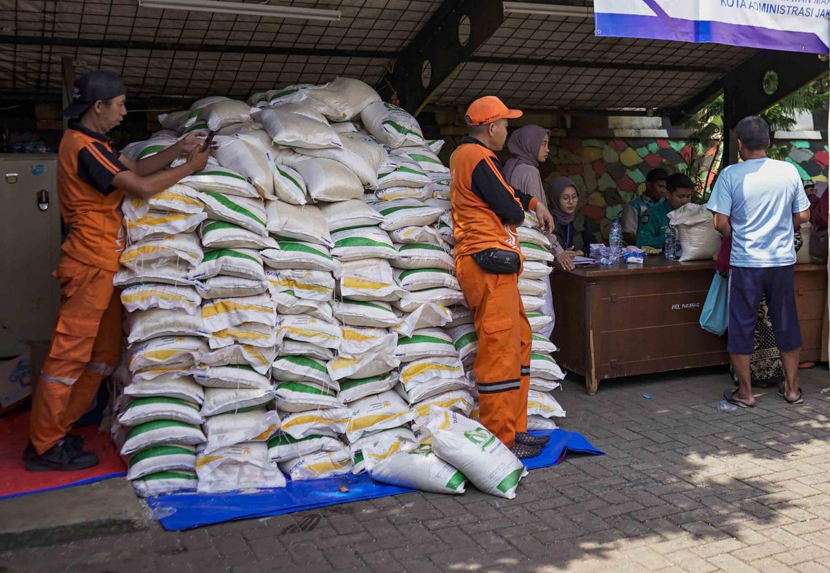 FOTO: 20 Kg Beras untuk Warga Rentan, Pemerintah Gulirkan Bansos Pangan