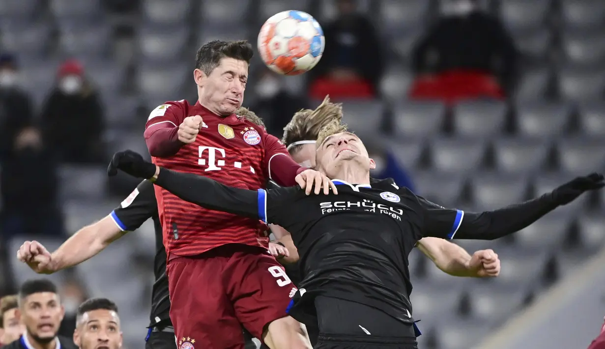 Striker asal Polandia itu sebenarnya tampil moncer pada 2021. Dia berhasil mengemas 53 gol dari 42 laga bersama Bayern Munchen pada 2021. (AP/Peter Kneffel)
