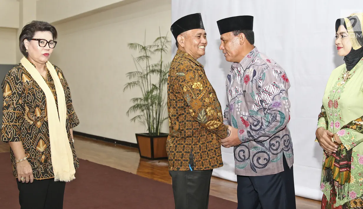 Ketua KPK, Agus Rahardjo memberikan ucapan selamat kepada Deputi Penindakan KPK Brigjen Pol Firli seusai pelantikan di gedung KPK, Jumat (6/4). Firli yang sebelumnya menjabat Kapolda NTB resmi menjadi Deputi penindakan KPK. (Liputan6.com/Herman Zakharia)