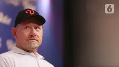 Legenda Manchester United Peter Schmeichel saat hadir dalam Media Round Table di SCTV Tower, Jakarta, Sabtu (5/8/2023). (Liputan6.com/Faizal Fanani)