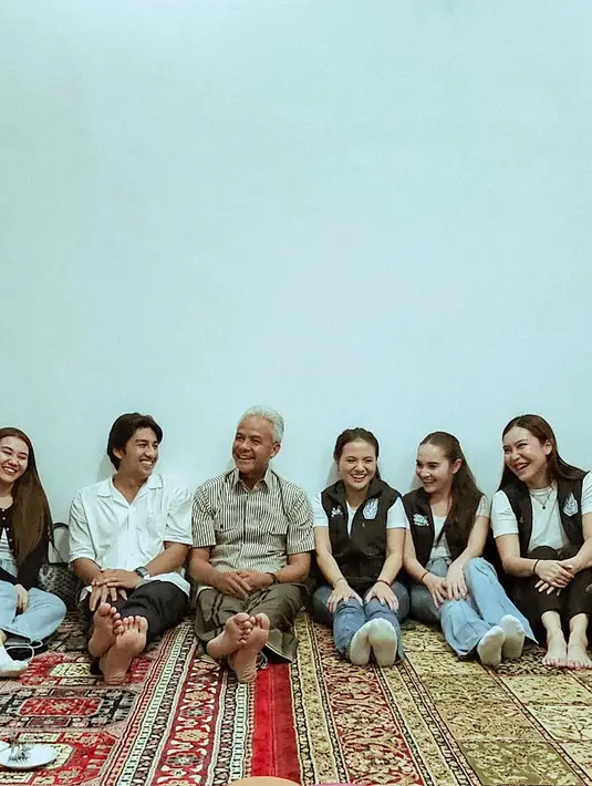 Duduk bersama Ganjar Pranowo, Aaliyah Massaid terlihat mengenakan outfit yang simpel. Ia memadukan inner putih dengan sweater hitam, dan celana jeans. [Foto: Instagram/harrisvriza]