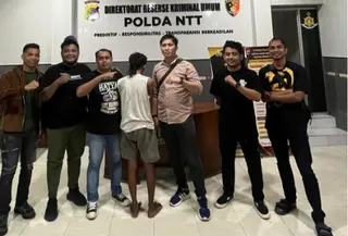 Pria mabuk yang memperkosa gadis difabel saat ditangkap polisi (Liputan6.com/Ola Keda)