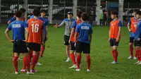 Pelatih timnas Korea Selatan U-23, Shin Tae-yong (bertopi) memberikan arahan pada skuad Taeguk Warriors di Lapangan C Senayan, Jakarta, (21/3/2015). Timnas Korsel U-23 berlatih jelang kualifikasi Grup H Piala Asia 2016. (Liputan6.com/Helmi Fithriansyah)