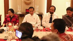 Presiden RI, Joko Widodo (kedua kiri) usai melakukan pertemuan dengan pimpinan partai politik pendukung di Pilpres 2019, Jakarta, Kamis (9/8). Pertemuan sekaligus menentukan Cawapres pendamping Jokowi di Pilpres 2019. (Liputan6.com/Helmi Fithriansyah)