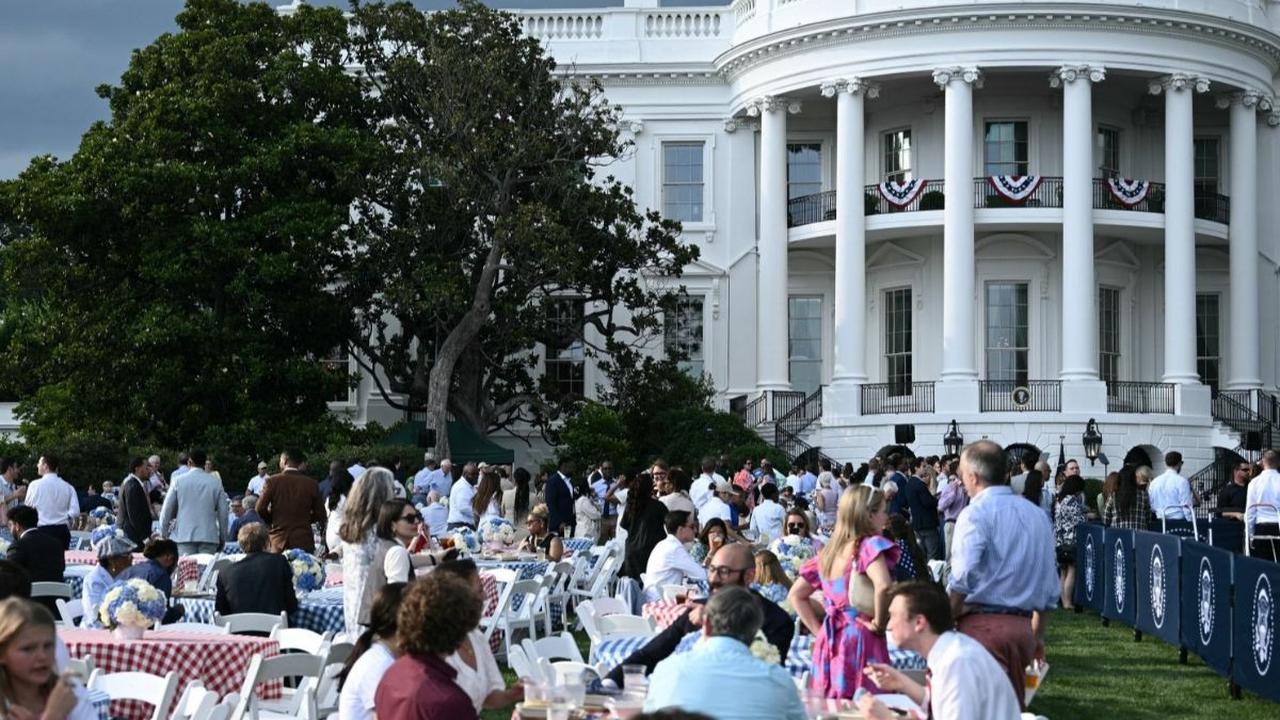 Presiden Joe Biden menggelar piknik kongres di Halaman Selatan Gedung Putih di Washington, DC pada (4/6/2023) waktu setempat. Acara ini dihadiri oleh para anggota parlemen dan tamu undangan dari berbagai latar belakang politik. Foto: Reuters<br>