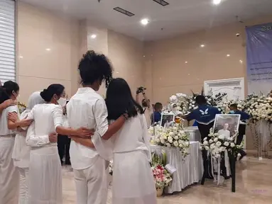 Saat menyaksikan peti jenazah Reza Gunawan ditutup, keluarga saling memberikan kekuatan dengan rangkulan. (Foto: YouTube)