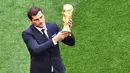 Mantan kiper timnas Spanyol, Iker Casillas memamerkan trofi Piala Dunia 2018 sebelum laga pembuka di stadion Luzhniki, Moskow, Kamis (14/6). Trofi Piala Dunia itu memiliki tinggi 36 centimeter dan berat 6,175 kg dengan 18 karat emas. (AFP/Mladen ANTONOV)