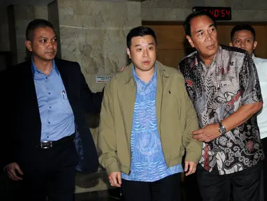 Richard Halim Kusuma usai menjalani pemeriksaan KPK, Jakarta, Selasa (21/6). Richard diperiksa sebagai saksi atas kasus yang melibatkan M. Sanusi. (Liputan6.com/Helmi Afandi)