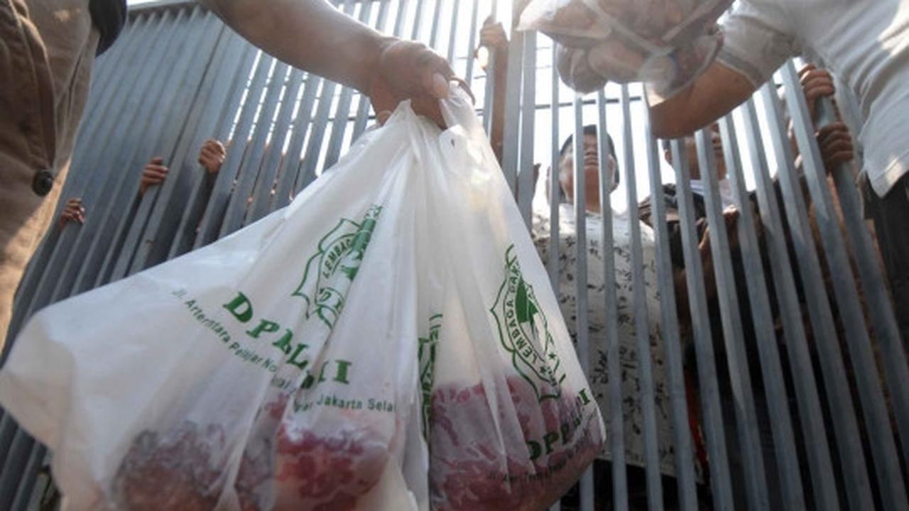 Antusiasme warga berebut daging kurban di DPP LDII