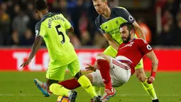 Striker Middlesbrough, Alvaro Negredo, berjibaku melawan para pemain Liverpool dalam lanjutan Premier League di Stadion Riverside, Middlesbrough, Rabu (14/12/2016) waktu setempat. (Action Images via Reuters/Ed Sykes)