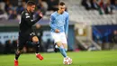 Pemain Malmo Veljko Birmancevic (kanan) berebut bola dengan pemain Juventus Rodrigo Bentancur pada pertandingan Grup H Liga Champions di Malmo New Stadium, Malmo, Swedia, Selasa (14/9/2021). Juventus menang 3-0. (Andreas Hillergren/TT News Agency via AP)