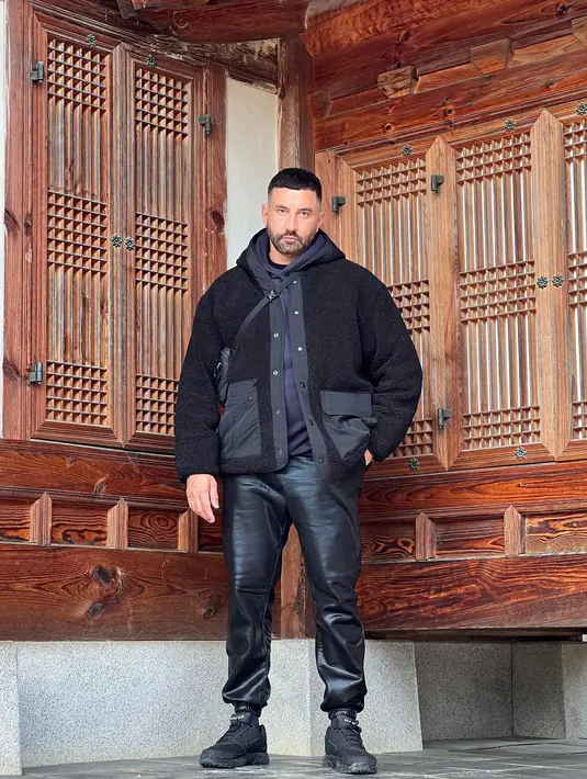 Riccardo Tisci pun membagikan beragam foto-foto saat mengunjungi Korea Selatan. "Feel at home #seoul 🇰🇷" tulisnya. (Foto: Instagram/ riccardotisci17)