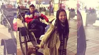 Perempuan Cantik Ini Lebih Memilih Jadi Penarik Becak