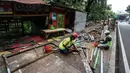 <p>Petugas membongkar ruko di Pasar Burung Barito, Kebayoran Baru, Jakarta Selatan, Jakarta, Selasa (10/5/2022). Pemerintah Kota Jakarta Selatan membongkar sejumlah ruko di Pasar Burung Barito untuk direnovasi. (Liputan6.com/Johan Tallo)</p>