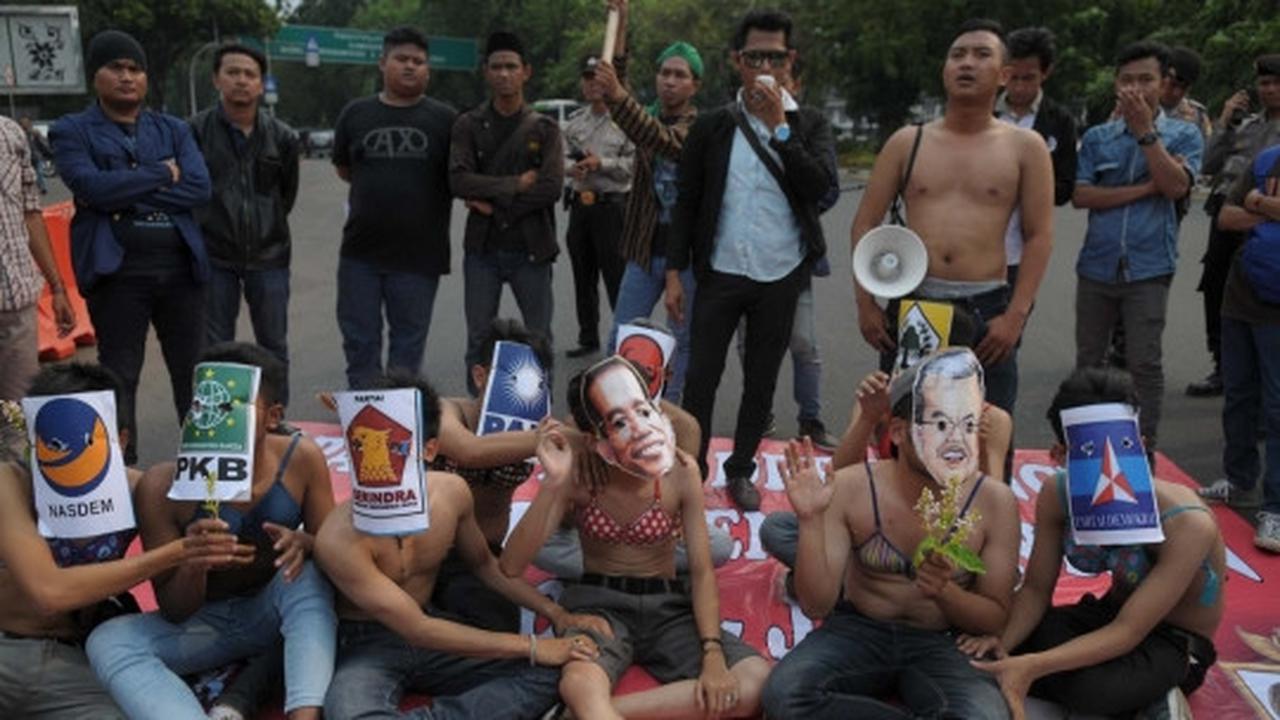 Tuntut Jokowi-JK mundur, aktivis demo pakai bra di depan Istana