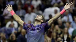 Ekspresi Juan Martin del Potro setelah ,enang atas Roger Federer pada laga perempat final AS Terbuka 2017 di Arthur Ashe Stadium, New York,(6/9/2017). Federer kalah 5-7, 6-3, 6-7, 4-6.  (AP/Julio Cortez)