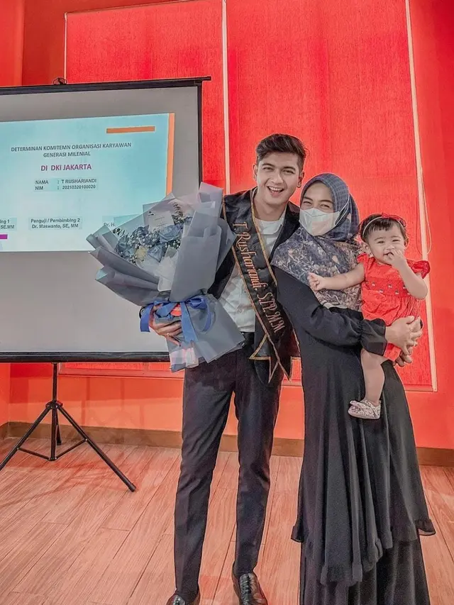 6 Potret Teuku Ryan Lulus S2 dengan Predikat Cumlaude, Ria Ricis Ungkap Rasa Bangga
