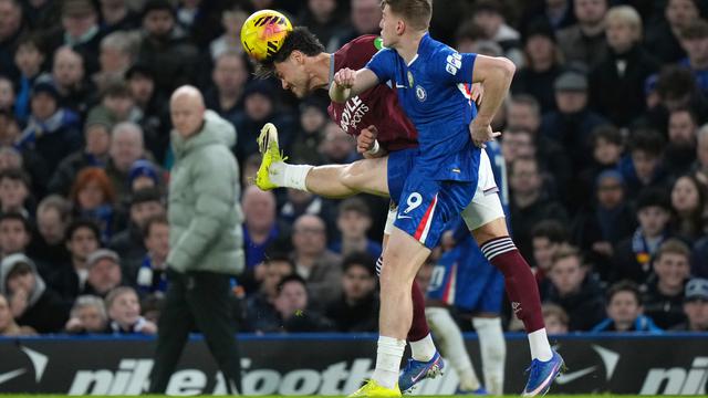 Pemain Chelsea Liam Delap (kanan) berebut bola dengan pemain West Ham Konstantinos Mavropanos