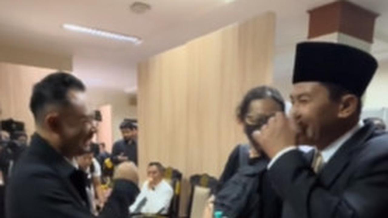 Momen Cawagub Ronald Surapradja Dikasih Obat Rahasia Sebelum Debat