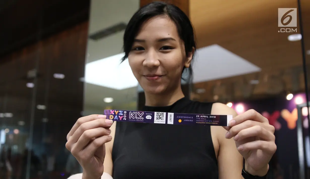 Pengunung menunjukkan tiket masuk acara XYZ Day 2018 di The Hall Senayan City, Jakarta, Rabu (25/4). KLY Day menghadirkan talkshow dari para konten kreator dan influencer hits. (Liputan6.com/Herman Zakharia)