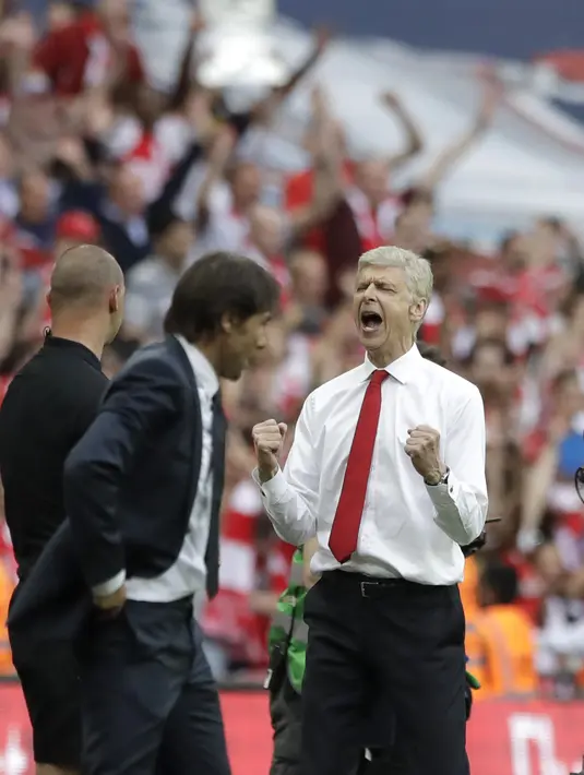 Ekspresi dua pelatih usai laga Final Piala FA 2016-2017 di Stadion Wembley, London, Sabtu (27/5). Chelsea kalah 2-1 melawan Arsenal di laga Final Piala FA tersebut. (AP Photo)