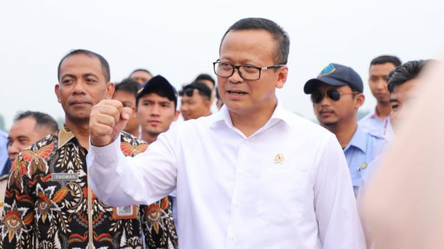 Menteri Kelautan dan Perikanan Edhy Prabowo melakukan restocking 50.000 ekor ikan nilem ke Waduk GOR Jakabaring. (Foto: KKP)