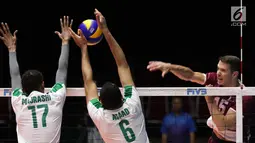 Pemain Timnas voli putra Qatar, Llija Ivovic melakukan smes ke daerah permainan Arab Saudi pada Kejuaraan Voli Asia 2017 ke-16 di GOR Tri Dharma, Gresik, Selasa (25/7). Qatar unggul tiga set langsung 25-23, 25-21, 25-21. (Liputan6.com/Helmi Fithriansyah)