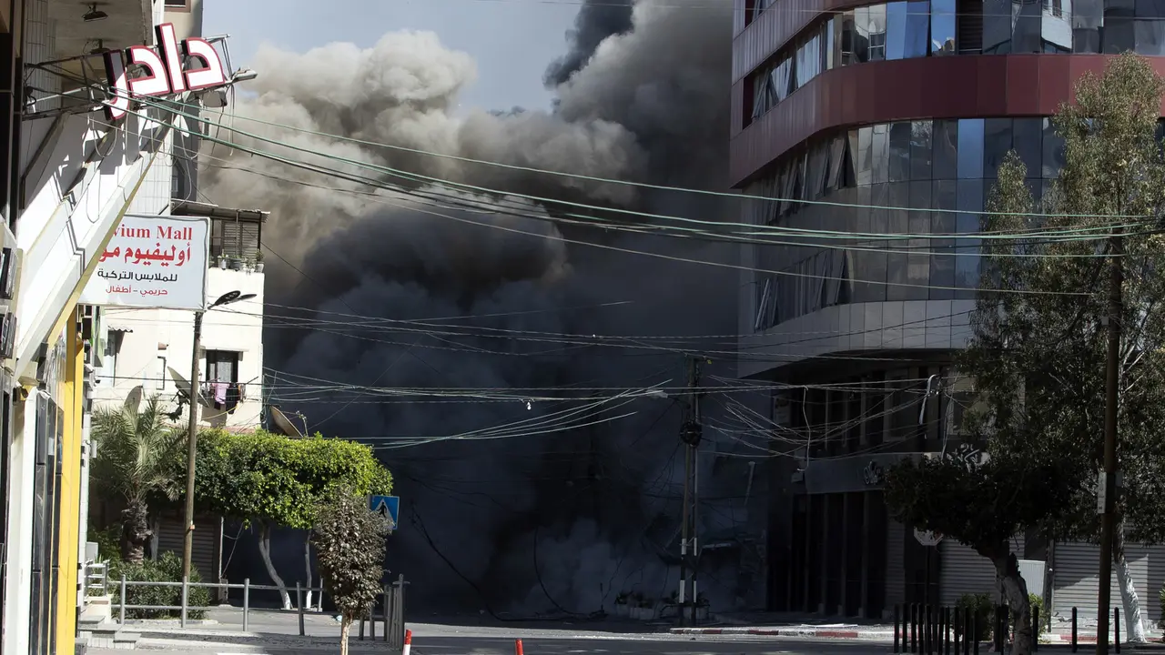 FOTO: Detik-Detik Israel Hancurkan Gedung Media di Gaza